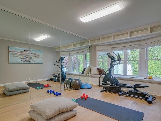 Rumah ini juga dilengkapi gym center untuk menjaga tubuh penghuninya tetap bugar. (Foto: Dok. Variety)