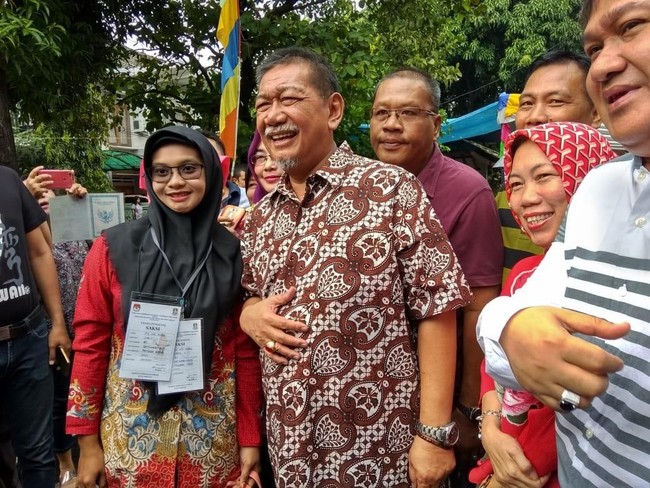 Pemilihan Kepala Daerah (Pilkada) 2018, Rabu (27/6/2018) menjadi momen bagi tiga calon gubernur Jawa Barat untuk beradu gaya. Di kesempatan istimewa tersebut, mereka pun menunjukkan batang hidungnya dengan busana andalan masing-masing. (Foto: Yulida/detikcom).