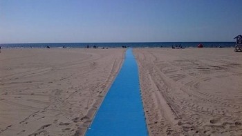 Jalan khusus untuk pemakai kursi roda di pantai. Foto: boredpanda