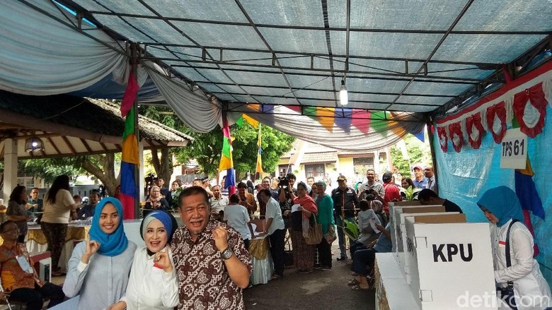 Nyoblos di Bekasi, Deddy Mizwar Diajak Foto Bareng Saksi TPS Nyoblos di Bekasi, Deddy Mizwar Diajak Foto Bareng Saksi TPS