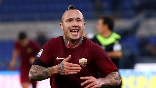 radja nainggolan Football - Soccer - Lazio v AS Roma - Italian Serie A - Olympic Stadium, Rome, Italy - 4/12/2016. AS Roma's Radja Nainggolan celebrates after scoring. REUTERS/Alessandro Bianchi