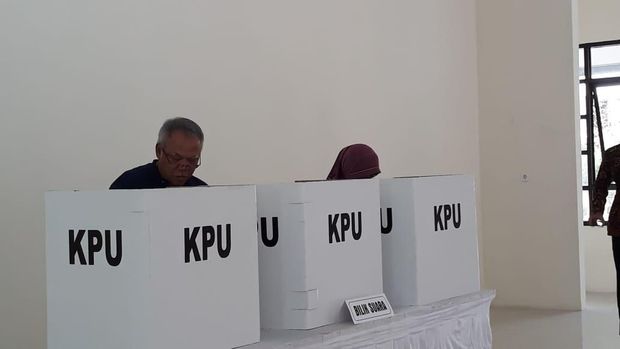 Menteri Basuki Ajak Istri Nyoblos di Bekasi