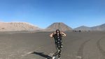 Senyum Manis Via Vallen di Bromo