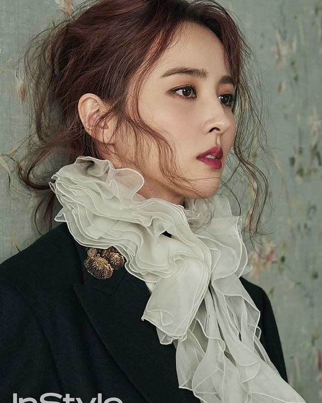 Bagaimana menurutmu dengan pesona Han Hye Jin, si istri kapten timnas Korea Selatan ini? Foto: Instagram @underhiswings2016