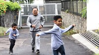 Calon kepala daerah berikutnya yang gemar berolahraga adalah pasangan Ahmad Syaikhu, Mayjen (purn) Sudrajat. Bahkan sebelum ke tempat pemungutan suara ia menyempatkan lari pagi bersama cucu-cucunya. Foto: Instagram/mayjensudrajat