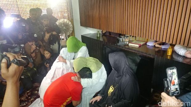 Ridwan Kamil sungkem pada ibu di pilgub jabar / 