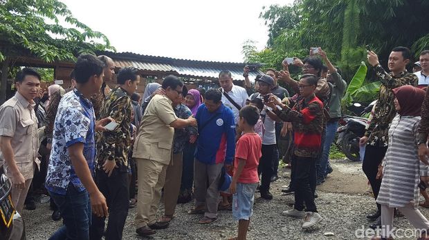 Prabowo menyalami warga saat tiba di TPS 17 Hambalang