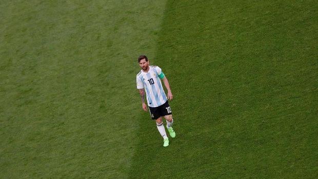 Lionel Messi memakai pita merah pemberian seorang wartawan di laga lawan Nigeria.