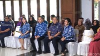 SBY, Bu Ani, Ibas dan istrinya, Siti Ruby Aliya, tampak duduk menunggu giliran mencoblos (Foto: Indra Komara/detikcom)