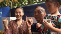 Ayu Ting Ting juga nyoblos nih di Depok, Jawa Barat. Foto: Ayu Ting Ting (Noel/detikHOT)