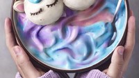 Lagi-lagi Jose menggunakan konsep Unicorn pada smoothienya. Semangkuk smoothie mix fruit dibuatnya bak pelangi warna warni. Foto: Instagram @naturally.jo