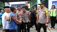 Idham Azis langsung disambut ketua panitia pemungutan suara di Kampung Pilkada Depok.