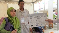 Selain itu, bagi para pemilih dengan kondisi khusus seperti penyandang disabilitas, telah disediakan surat suara dengan huruf braile untuk membantu para pemilih mencoblos pilihan mereka.