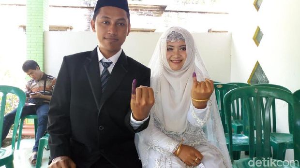 Usai Ijab Kabul, Pengantin Ini Langsung Berangkat Nyoblos