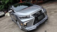 Modifikator ini memang cukup unik. Mereka membuat mobil Innova hingga bergaya mirip sebuah mobil mewah Lexus. Foto: News Zing