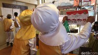 Panitia Pemungutan Suara berkostum era Harun Al Rasyid.