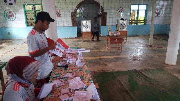 Bekas Masjid di Maros Disulap Jadi TPS Bernuansa Sepak Bola