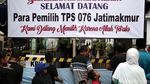 Momen Syaikhu Gendong Cucu hingga Pamer 3 Jari di TPS