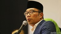 Ridwan Kamil tampak berkaca-kaca.