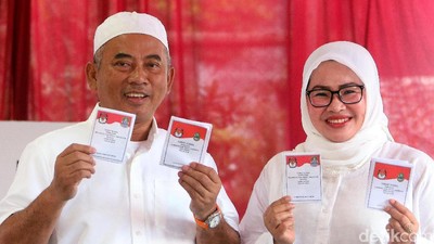 Berpeci Putih, Rahmat Effendi Nyoblos di Pekayon Bekasi