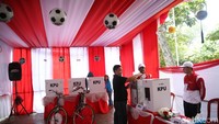 TPS tersebut juga bernuansa merah putih.