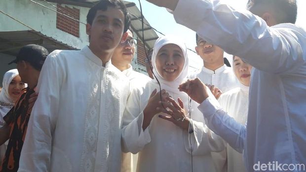 Khofifah dan si bungsu Ali (paling kiri). (Foto: Hilda Meilisa Rinanda)
