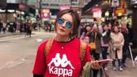 Bergaya ala candid pun jadi pilhan Baipai saat berada di tengah Kota Hong Kong. (krubaipai_kp/Instagram)