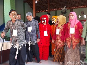 Agar Warga Mau Nyoblos, Petugas KPPS Pakai Kostum Seniman Dongkrek