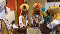 Panitia pemungutan suara tampil nyentrik mengenakan kostum ala Timur Tengah bak kisah 1001 malam.