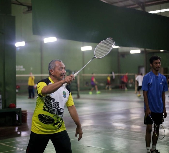 Ahmad Syaikhu kelihatannya sangat mencintai dunia olahraga. Terbukti ia sering melakukan berbagai olahraga, salah satunya bulu tangkis. Bermain bulutangkis menjadi salah satu rutinitas saya, untuk menjaga kesehatan dan mengeluarkan Hormon endorphin “Optimisme” yg hanya bisa muncul ketika kita berolahraga paling lambat 20 menit.. #JabarAsyik #BekasiKece,. Foto: Instagram/syaikhu_ahmad_ Ahmad Syaikhu kelihatannya sangat mencintai dunia olahraga. Terbukti ia sering melakukan berbagai olahraga, salah satunya bulu tangkis. Bermain bulutangkis menjadi salah satu rutinitas saya, untuk menjaga kesehatan dan mengeluarkan Hormon endorphin “Optimisme” yg hanya bisa muncul ketika kita berolahraga paling lambat 20 menit.. #JabarAsyik #BekasiKece,. Foto: Instagram/syaikhu_ahmad_