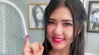 Walaupun rambutnya acak-acakan Via Vallen tetap ikut nyoblos lho. Foto: Via Vallen (Instagram)
