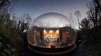 Finn Lough Bubble Domes di Irlandia Utara terdiri dari tempat tidur serta ruang tamu untuk bersantai. Dengan dindin dan langit-langit kamar yang transparan, keindahan langit berbintang pun memanjakan mata traveler kala malam (Finn Lough Bubble Domes)
