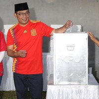Maju sebagai calon gubernur Jawa Barat di Pilkada 2018 lalu, Ridwan Kamil memaknai pesta demokrasi itu dengan tampil saat hari pencoblosan. Jersey Spanyol jadi andalannya. (Foto: Ari Saputra/detikfoto)