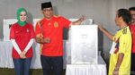 Ridwan Kamil, Si Cinta dan Sang Putra Nyoblos Pakai Jersey Berbeda