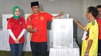 Ridwan Kamil memasukkan kertas suara ke kotak suara.