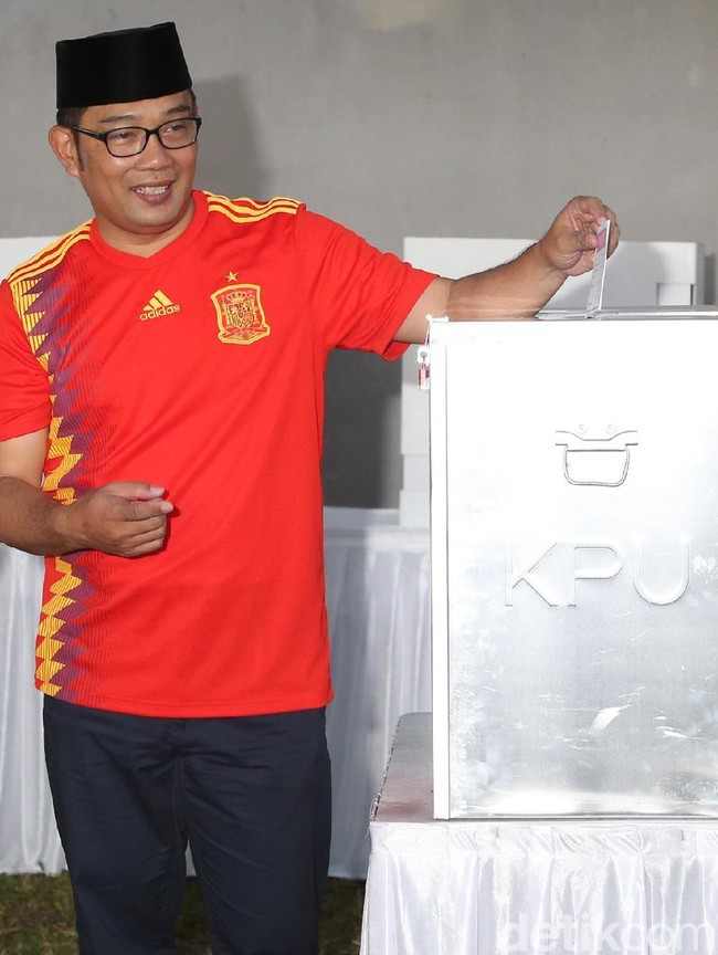 Maju sebagai calon gubernur Jawa Barat di Pilkada 2018 lalu, Ridwan Kamil memaknai pesta demokrasi itu dengan tampil saat hari pencoblosan. Jersey Spanyol jadi andalannya. (Foto: Ari Saputra/detikfoto)