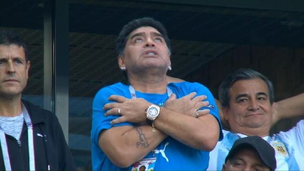 Diego Maradona kini melatih klub Argentina, Gimnasia La Plata. (