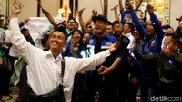 Begini ekspresi kegembiraan pendukung Ridwan Kamil saat mengetahui hasil hitung cepat di Hotel Papandayan, Bandung, Rabu (27/6/2018).