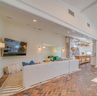 Ruang keluarga dibuat menyatu dengan dapur. Kali ini lantai terbuat dari batu-bata yang menciptakan kesan hangat. (Foto: Dok. Variety)