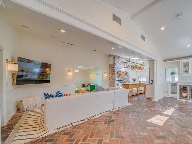 Ruang keluarga dibuat menyatu dengan dapur. Kali ini lantai terbuat dari batu-bata yang menciptakan kesan hangat. (Foto: Dok. Variety)