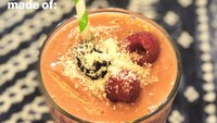 Pemain incaran Juventus dan Napoli ini juga membagikan resep untuk membuat smoothie sehat ala vegetarian. Kali ini ia membuat smoothie dari strawberry dan pisang beku, kemudian dipadu yogurt, vanilla extract, kurma, air kelapa, dan es batu. Kira-kira gimana rasanya, ya! Foto: Instagram hectorbellerin