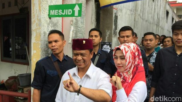 Live Report Pilkada 2018: Taj Yasin ke TPS Diiringi Rebana