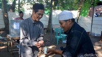 Ketua TPS 25 Ponpes Benda Kerep Kelurahan Argasunya Iis Agung Uswatun Hasanah mengatakan penggunaan sari kunyit sebagai tinta berkaitan dengan pelaksanaan ibadah salat.
