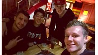 Wah, siapa sangka Brandt suka mencicip makanan Korea. Dalam foto terlihat ia bersantap di resto Korea dan memberi emote tepuk tangan untuk sajiannya. Foto: Instagram julianbrandt