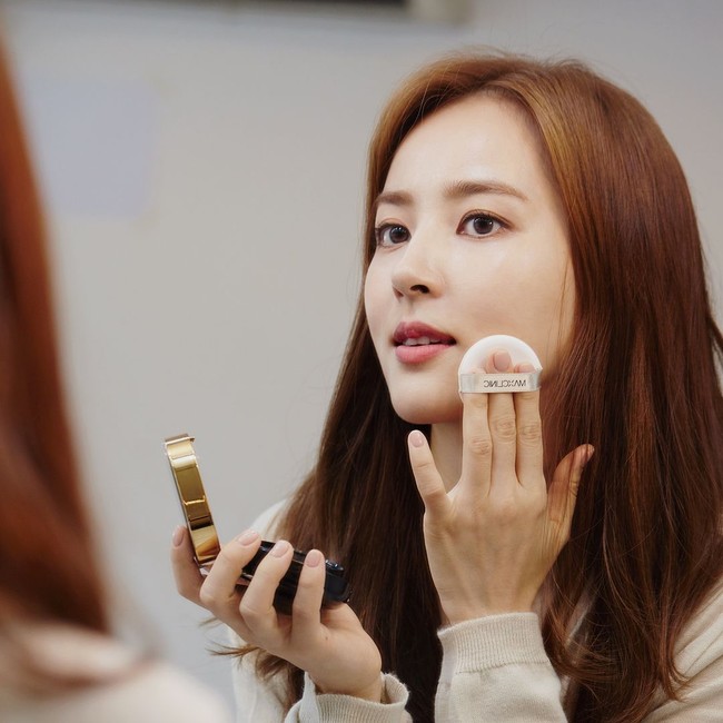 Kecantikan yang dimiliki Han Hye Jin ini pun membuat dirinya dikagumi oleh banyak penggemar Foto: Instagram @underhiswings2016