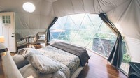 Lebih dekat dengan alam saat menginap di Ridgeback Lodge Dream Domes, Kanada. Kalau mau, traveler juga bisa berendam di kolam air hangat privat di dekat kamar (Ridgeback Lodge)