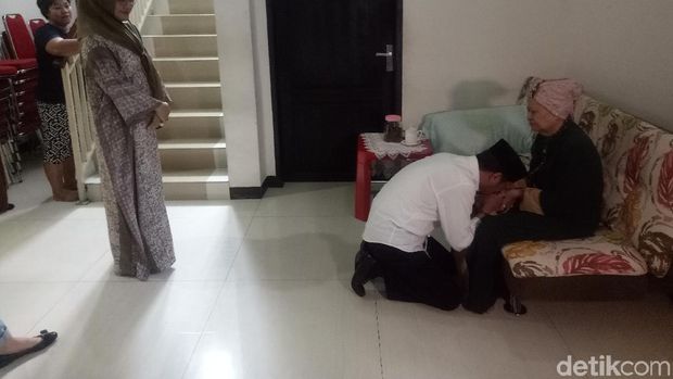 Sebelum Nyoblos, Cagub Sulsel Ichsan Yasin Sungkem ke Ortu