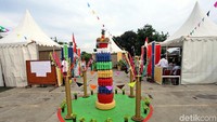 Suasana meriah dan penuh warna terlihat di Tempat Pemungutan Suara (TPS) 11 yang berlokasi di Kampung Pilkada Depok, Jalan Nanas, Depok, Jawa Barat, Rabu (27/6/2018).