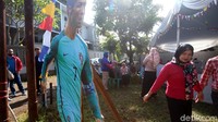 Di luar TPS juga terdapat patung pesepakbola dunia seperti Cristiano Ronaldo, Lionel Messi dan Neymar.