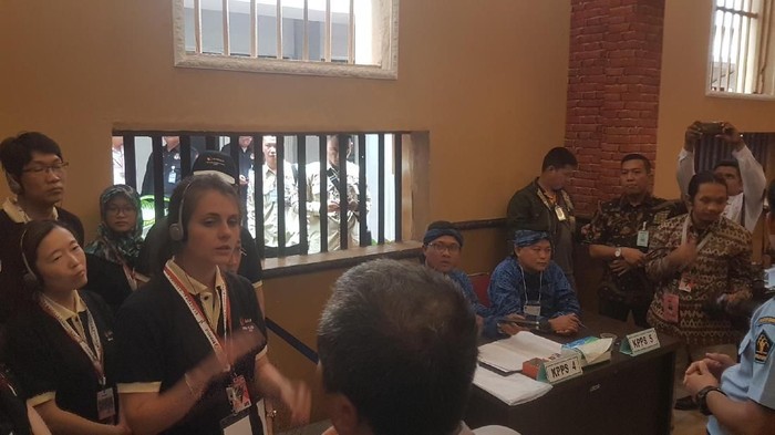 Antusiasnya Utusan 13 Negara Asing Lihat Coblosan di Rutan Serang